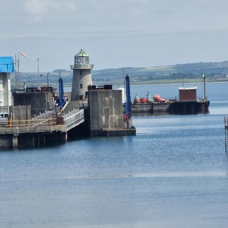 The Hut Wales - A Sea Front Inn Holyhead Bagian luar foto