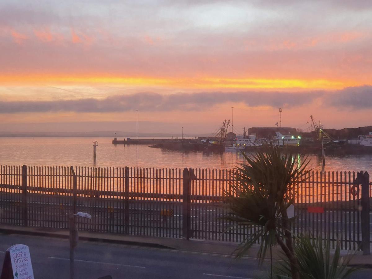 The Hut Wales - A Sea Front Inn Holyhead Bagian luar foto