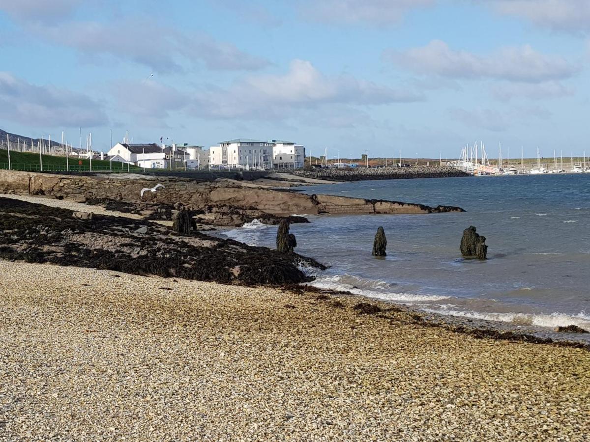 The Hut Wales - A Sea Front Inn Holyhead Bagian luar foto