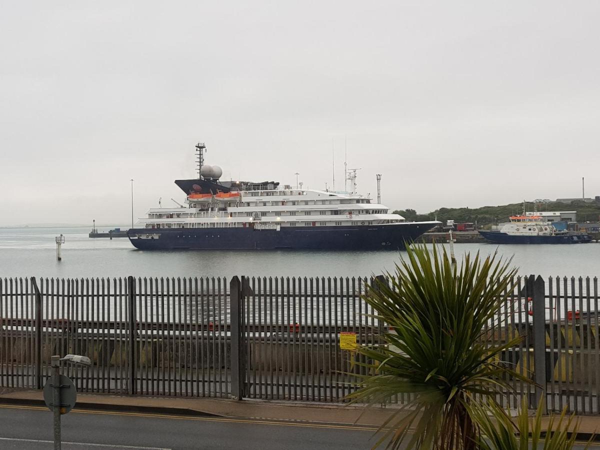The Hut Wales - A Sea Front Inn Holyhead Bagian luar foto