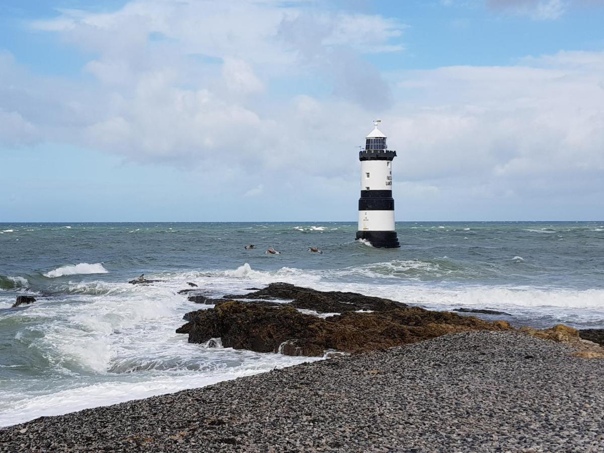 The Hut Wales - A Sea Front Inn Holyhead Bagian luar foto