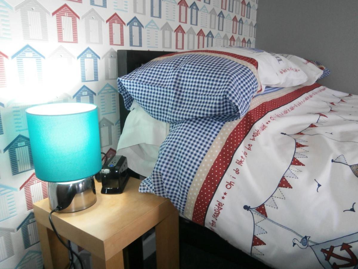 The Hut Wales - A Sea Front Inn Holyhead Bagian luar foto