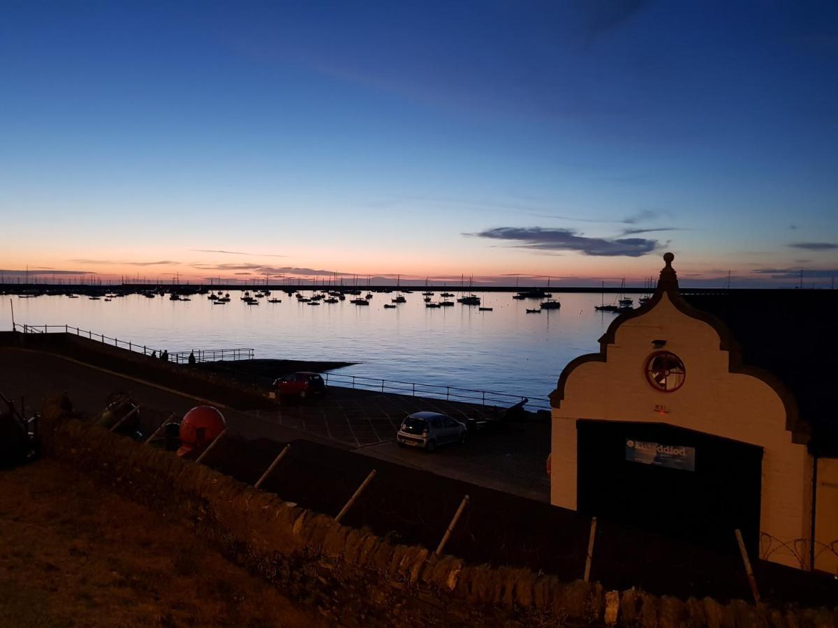 The Hut Wales - A Sea Front Inn Holyhead Bagian luar foto