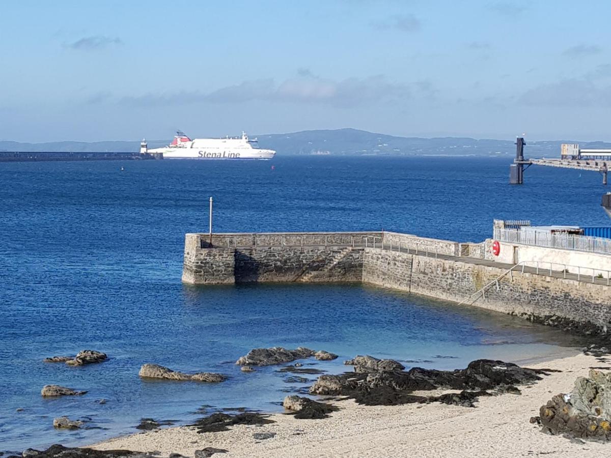 The Hut Wales - A Sea Front Inn Holyhead Bagian luar foto