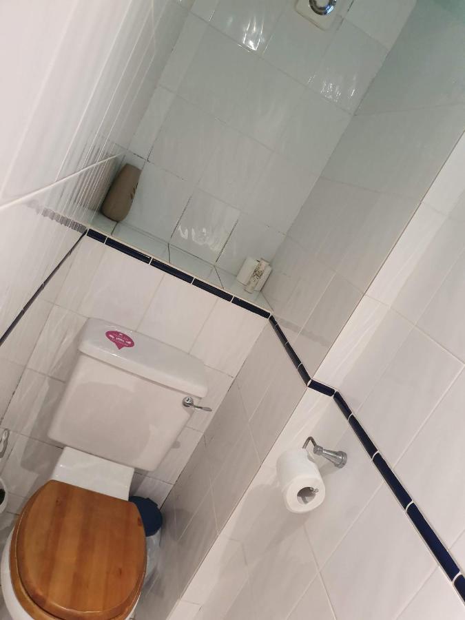 The Hut Wales - A Sea Front Inn Holyhead Bagian luar foto