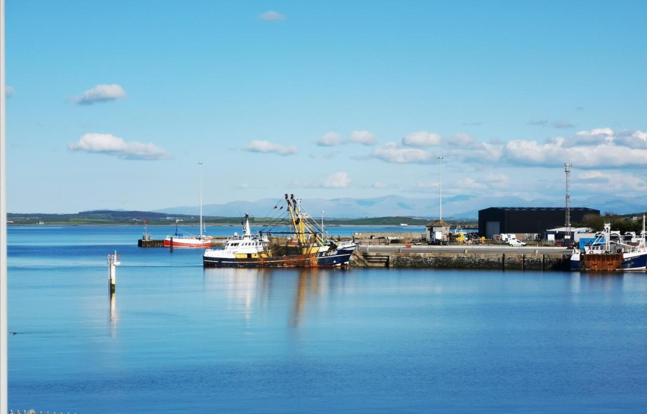 The Hut Wales - A Sea Front Inn Holyhead Bagian luar foto