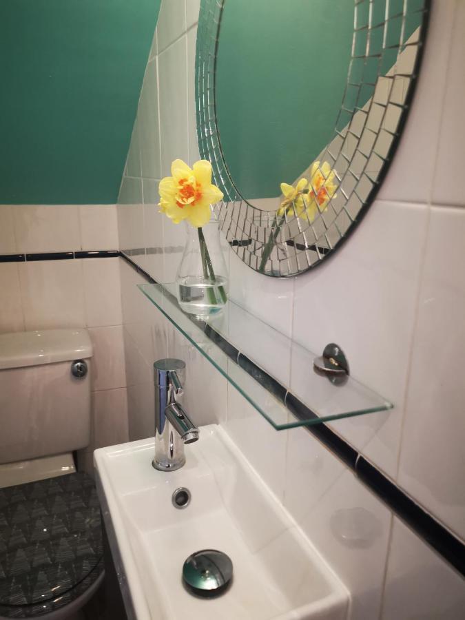 The Hut Wales - A Sea Front Inn Holyhead Bagian luar foto