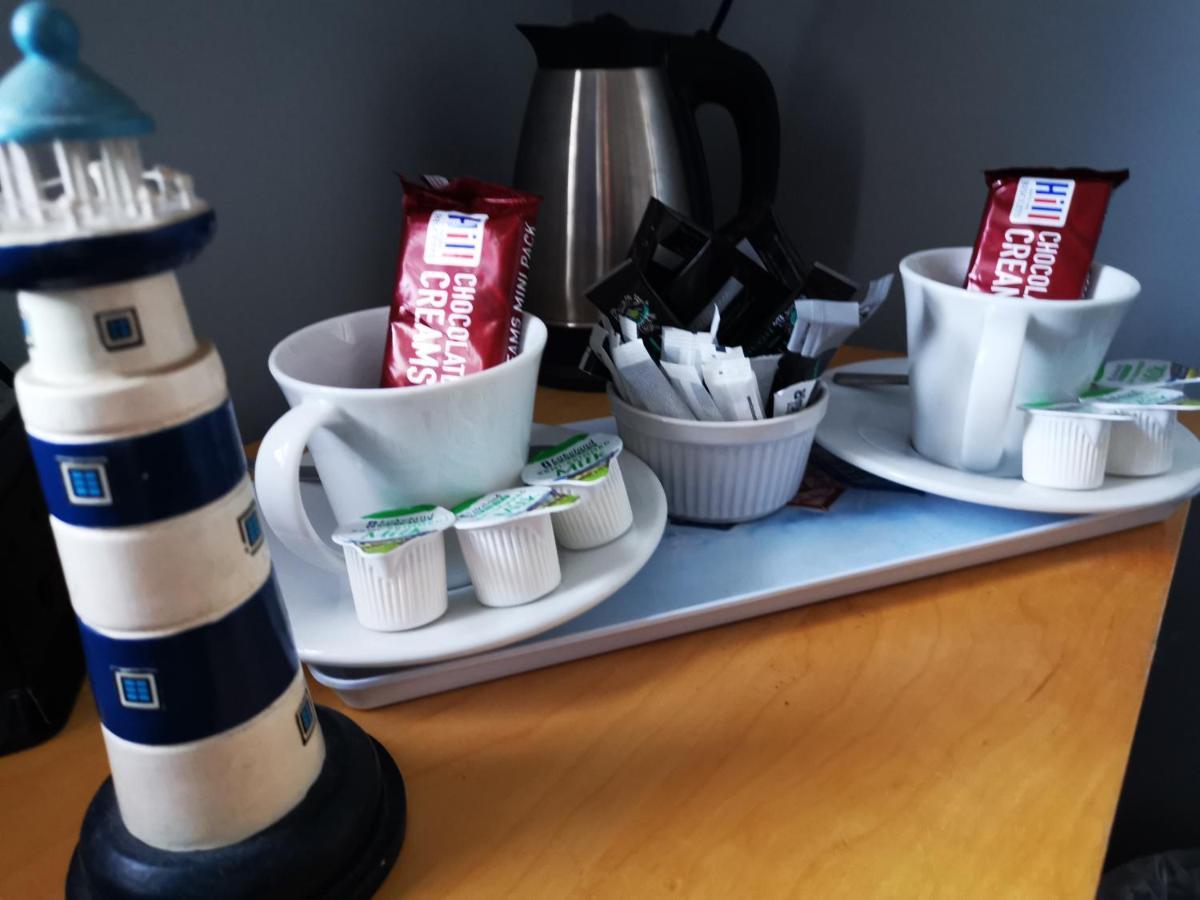 The Hut Wales - A Sea Front Inn Holyhead Bagian luar foto