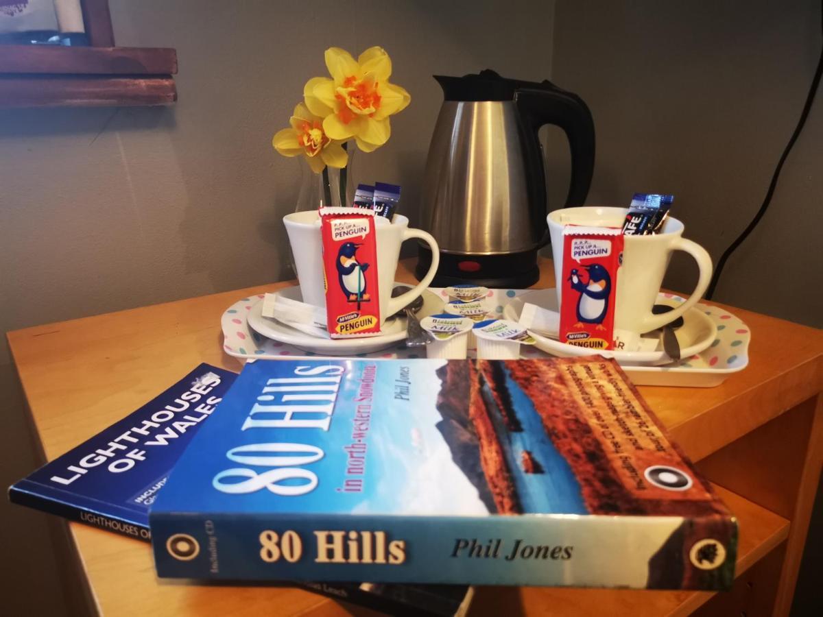 The Hut Wales - A Sea Front Inn Holyhead Bagian luar foto