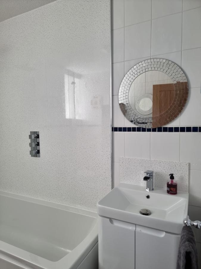 The Hut Wales - A Sea Front Inn Holyhead Bagian luar foto