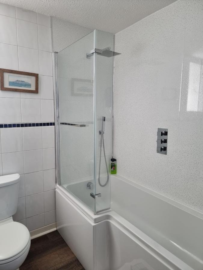 The Hut Wales - A Sea Front Inn Holyhead Bagian luar foto