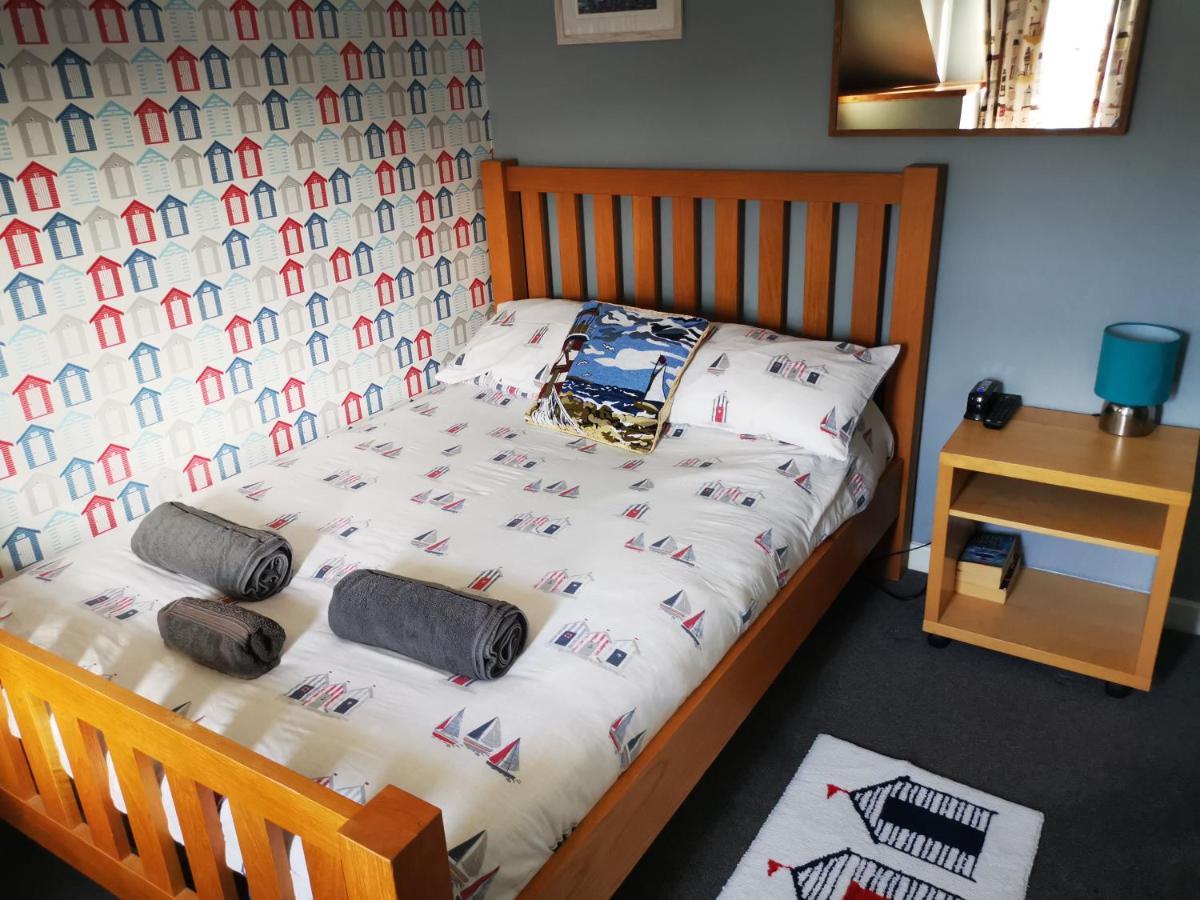 The Hut Wales - A Sea Front Inn Holyhead Bagian luar foto