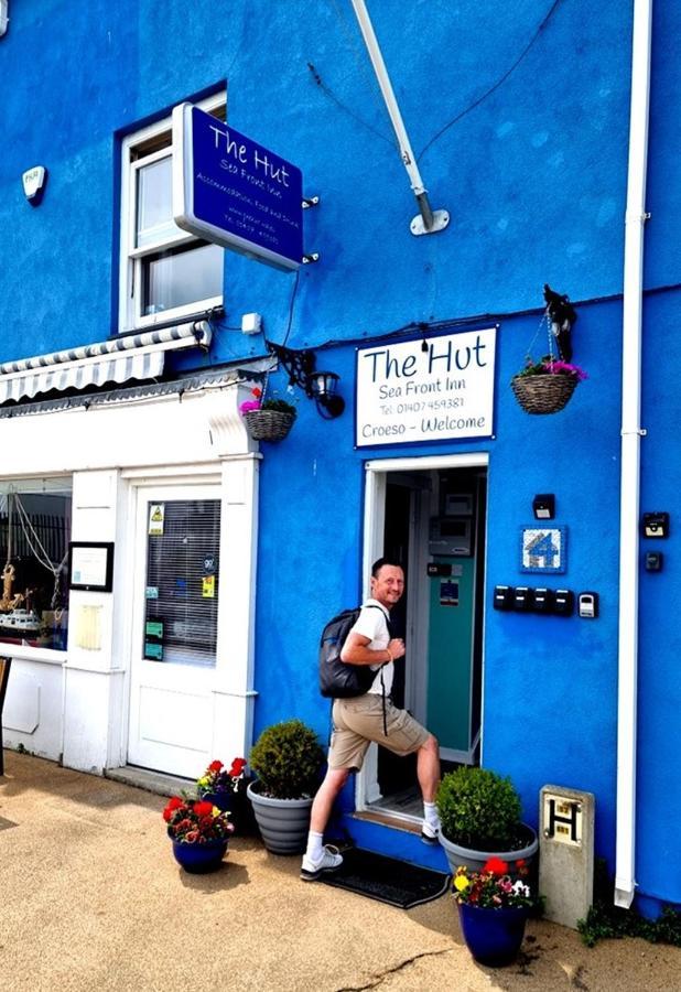 The Hut Wales - A Sea Front Inn Holyhead Bagian luar foto