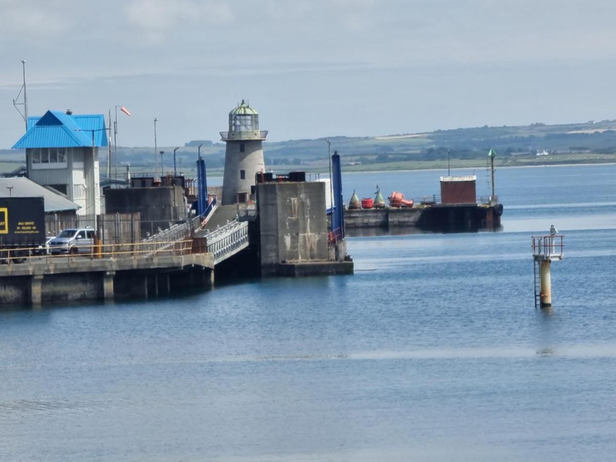 The Hut Wales - A Sea Front Inn Holyhead Bagian luar foto