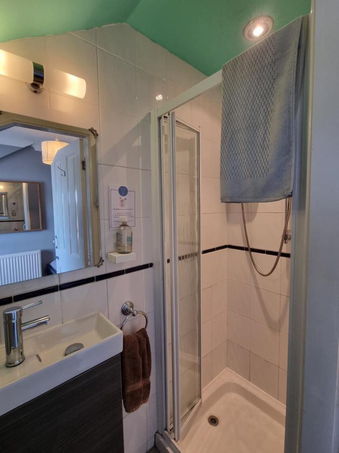 The Hut Wales - A Sea Front Inn Holyhead Bagian luar foto