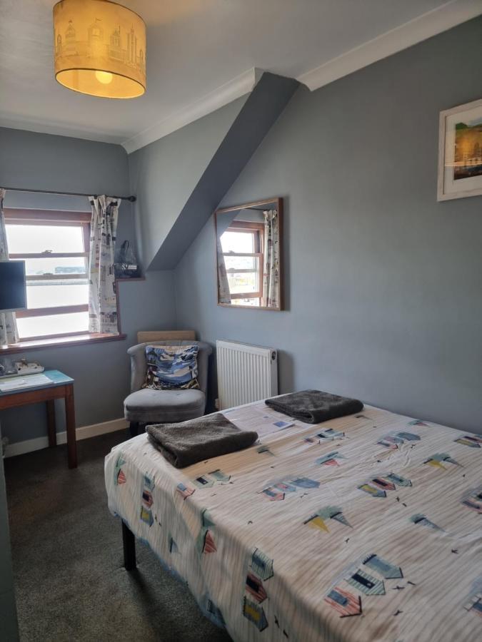 The Hut Wales - A Sea Front Inn Holyhead Bagian luar foto