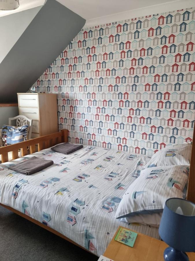 The Hut Wales - A Sea Front Inn Holyhead Bagian luar foto