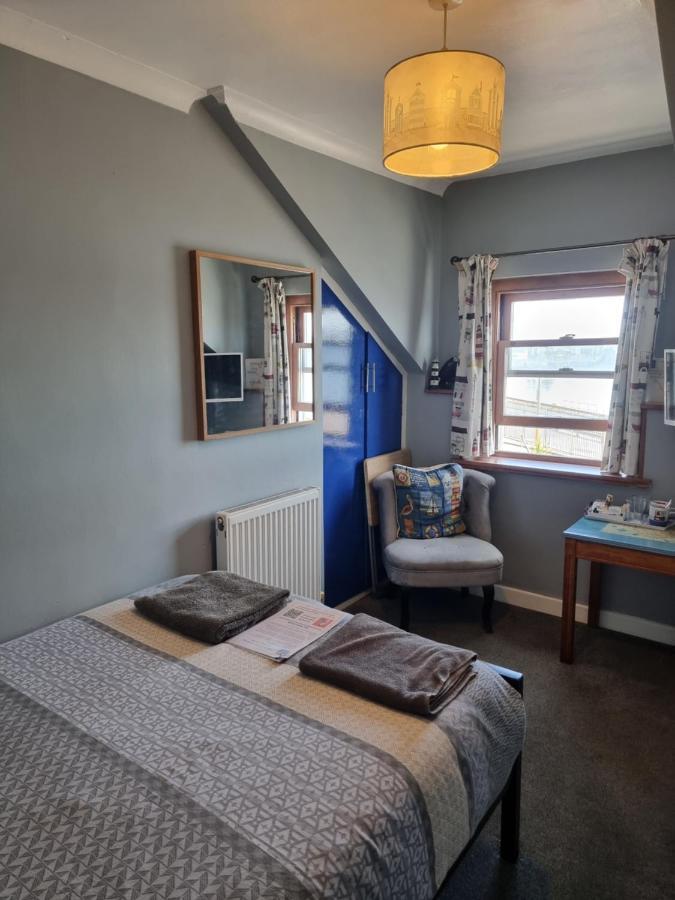 The Hut Wales - A Sea Front Inn Holyhead Bagian luar foto