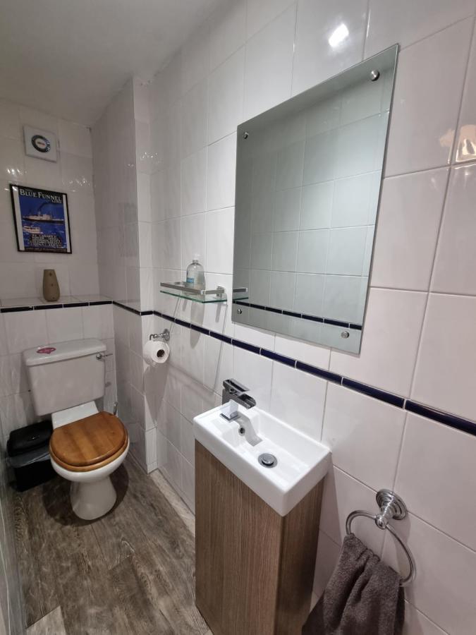 The Hut Wales - A Sea Front Inn Holyhead Bagian luar foto
